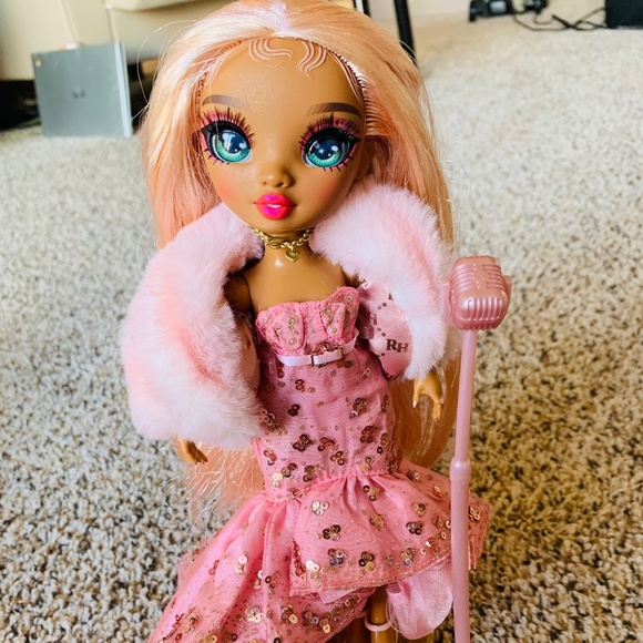 Rainbow High Sabrina St Cloud Doll with Mic and Stand - Picture 3 of 7